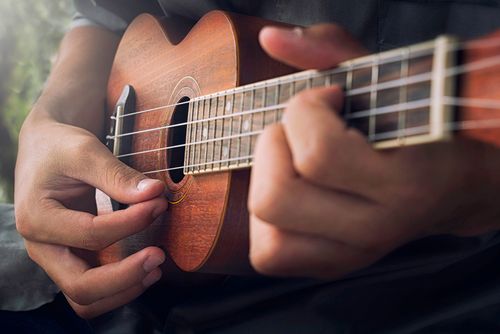 Erste Töne mit der Ukulele
