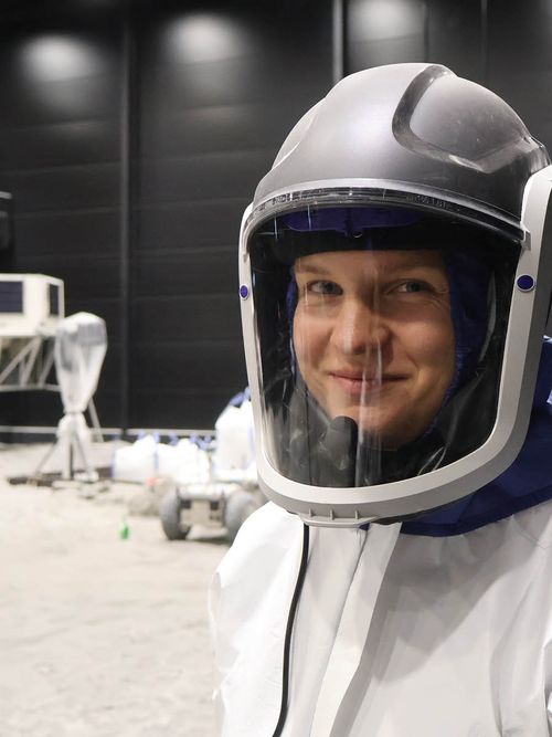MINTköln 2026: Frau im Mond